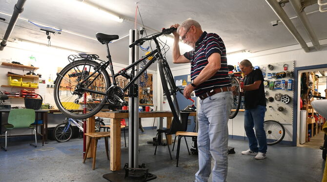 Dr. Thomas Pater (vorne) und Joachim Kochendörfer in der Fahrradwerkstatt bei ihrer ehrenamtlichen Arbeit.