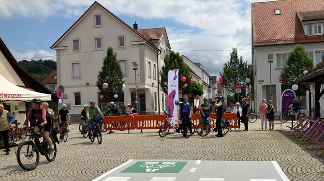 Zum Auftakt des Stadtradelns schauten zahlreiche Radfahrende und Interessierte an den Ständen auf dem Kelternplatz vorbei.  FOTO