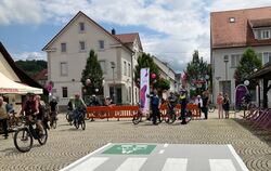 Zum Auftakt des Stadtradelns schauten zahlreiche Radfahrende und Interessierte an den Ständen auf dem Kelternplatz vorbei.  FOTO