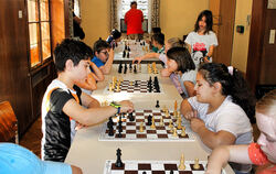 Spaß und intensives Nachdenken bei der Schach-AG im alten Rathaus Lichtenstein (rechts stehend: Nika Haertel).