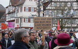 Am 1. März demonstrierten einige Hundert Menschen auf dem Uracher Marktplatz gegen rechtspopulistische Parteien. Die Initiatoren