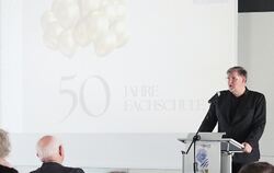 Landrat Dr. Ulrich Fiedler anlässlich des 50-jährigen Jubiläums der Fachschule für Wirtschaft an der Theodor-Heuss-Schule Reutli