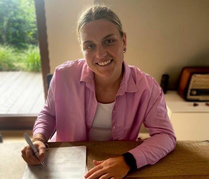 Die 24 Jahre alte Spielmacherin Nele Franz unterschreibt ihren Vertrag bei der TuS Metzingen. 