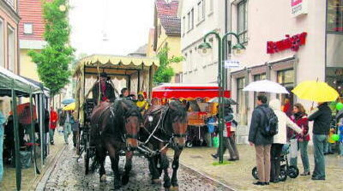 Verregnetes Metzgerstraßenfest: Wohl dem, der ein Kutschendach oder einen Regenschirm überm Kopf hatte.
FOTO: ANSTÄDT