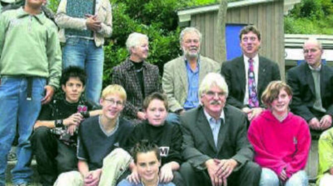 Gemeinsam wollen sie sich für die Hauptschüler stark machen (hinten von rechts): Paul Bosler, Ulrich Ruck, Günter Klinger, Friedlinde Bertsch und Maria Pizzitola; vorne Rektor Klaus-Dieter Fink.
GEA-FOTO: US