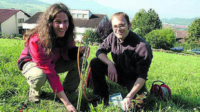 Rainer Bell (links) und Marco Danscheid bei ihren Inklinometer-Messungen am Öschinger Auchterthang.
FOTO: JIRASEK