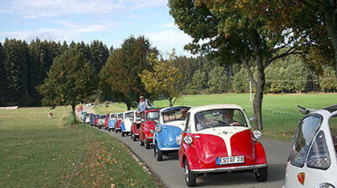 Als Autos noch individuelle Gesichter hatten. Im bunten Kleinwagen-Corso über die Alb.
GEA-ARCHIV-FOTO