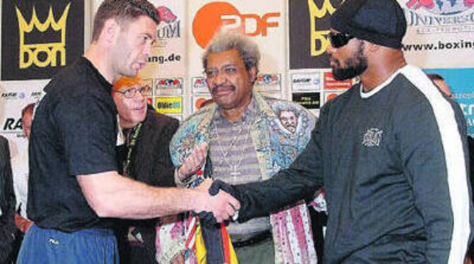 Shakehands vor dem Kampf um die Weltmeisterschaft: Luan Krasniqi (links) und Lamon Brewster an der Waage.
FOTO: DPA