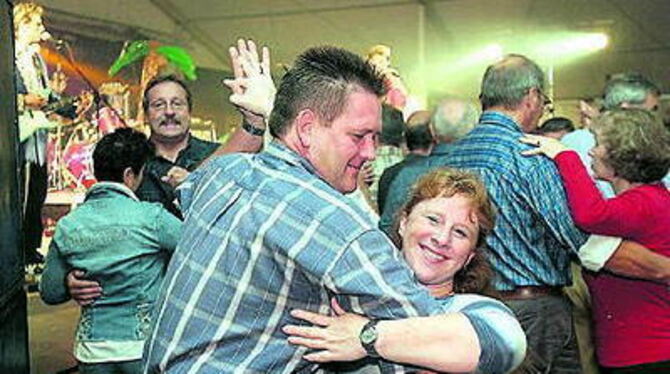 Die Band »Wirtschaftswunder« brachte die Stimmung im Zelt am ZOB zum Kochen.
FOTO: JOACHIM BAIER