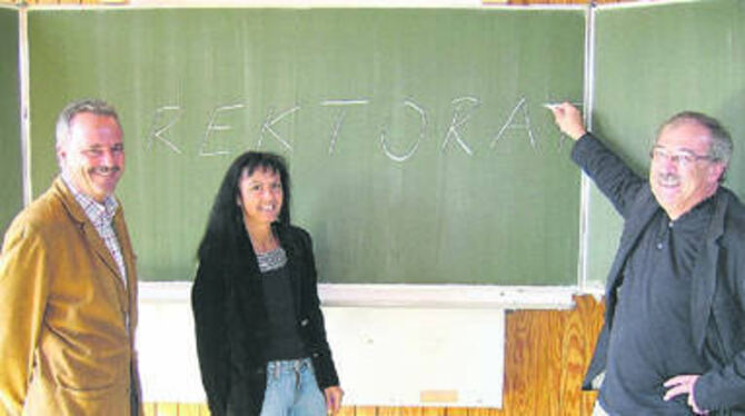 Mit Hans Issler (rechts) hat das Rektorat wieder die vorgesehene Personalstärke. Links Roland Feucht und Tamara Leipold. GEA-FOTO: RUT