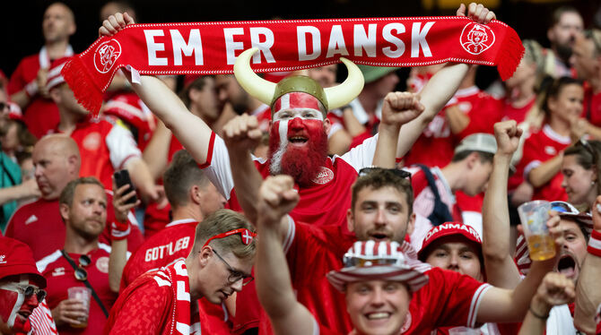 Mit Schal und Wikinger-Helm: Dänische Fans sorgen bei der Europameisterschaft für Stimmung. Ein Anhänger aus dem Nachbarland lie