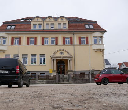 Der Platz vor dem alten Schulhaus und der nördliche Teil der Eisenbahnstraße in Wannweil sollen saniert werden. Dafür bekommt di