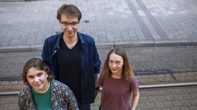 Das Stuttgarter Team von Fridays for Future: Ajla Salatovic, Linda Unterthiner und Marius Schweizer (von links)  FOTO: LICHTGUT/