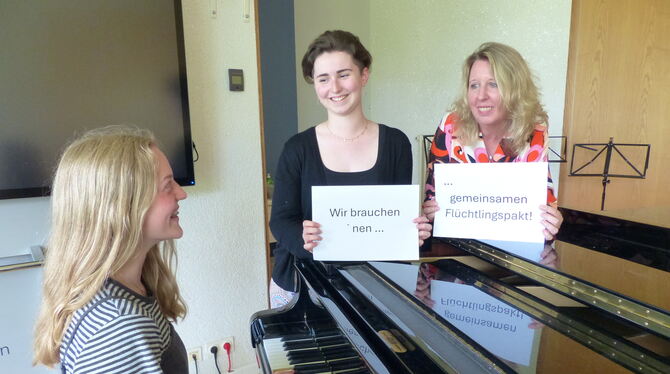 Die Förderpreisträgerinnen mit ihrer Gemeinschaftskundelehrerin: Emma Pastink am Klavier, Jil Bopp und Kerstin Rapp (von links).
