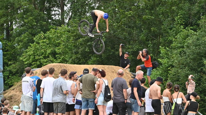 Runter kommen sie alle: Whip-Contest beim Mountainbike-Festival in Belsen. FOTO: MEYER.
