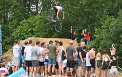 Runter kommen sie alle: Whip-Contest beim Mountainbike-Festival in Belsen. FOTO: MEYER.