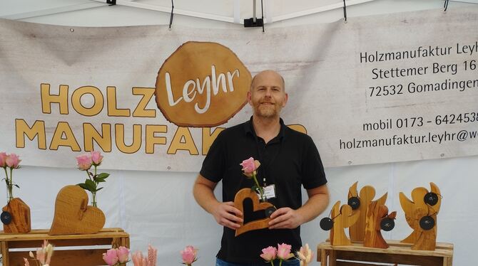 Andy Leyhr aus Gomadingen verwendet Holz aus der Region.