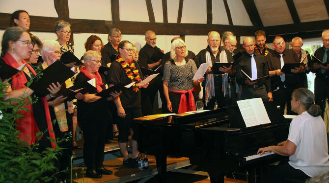 Fast 30 Sänger des Sängerbunds Bernloch-Meidelstetten boten dem Publikum einen Wohlfühlabend unter Leitung von  Christina Stanek