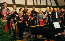 Fast 30 Sänger des Sängerbunds Bernloch-Meidelstetten boten dem Publikum einen Wohlfühlabend unter Leitung von  Christina Stanek