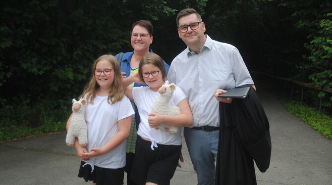 Pfarrer Andreas Kopp, seine Frau Tabea und die neunjährigen Zwillingsschwestern Lina und Amelie  ziehen nach Beutelsbach. FOTO: