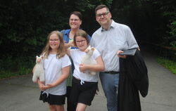 Pfarrer Andreas Kopp, seine Frau Tabea und die neunjährigen Zwillingsschwestern Lina und Amelie  ziehen nach Beutelsbach. FOTO: 