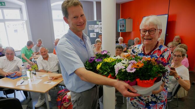 Blumen und einen Geschenkkorb gab es zum 30. Geburtstag des Forums 2. Lebenshälfte, hier Amtsleiter Bernd Opitz und Irmtraud Bal
