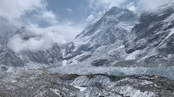 Das Himalaya-Gebirge. Ganz klein, auf der rechten Seite des Bildes stehen die gelben Zelte des Everest-Base-Camps, in dem sich d