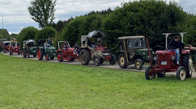 Traktor-Oldtimer-Treffen: Der einfahrende Korso repräsentiert die Steinhilber »1. Generation Bauwagen«, die nach der Tour durchs