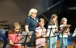 Vereinsvorsitzende Irene Haag leitet selbst eine Block-flötengruppe. FOTO: STRAUB
