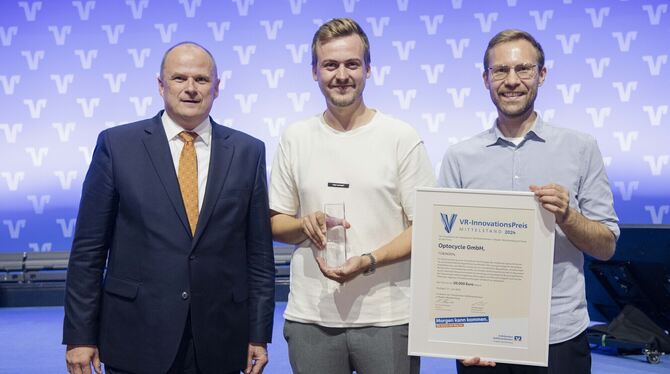 Ulrich Theileis (links), Präsident des Baden-Württembergischen Genossenschaftsverbands, überreichte den VR-Innovationspreis Mitt