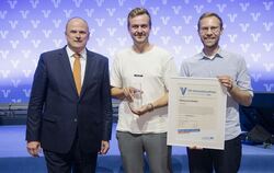 Ulrich Theileis (links), Präsident des Baden-Württembergischen Genossenschaftsverbands, überreichte den VR-Innovationspreis Mitt