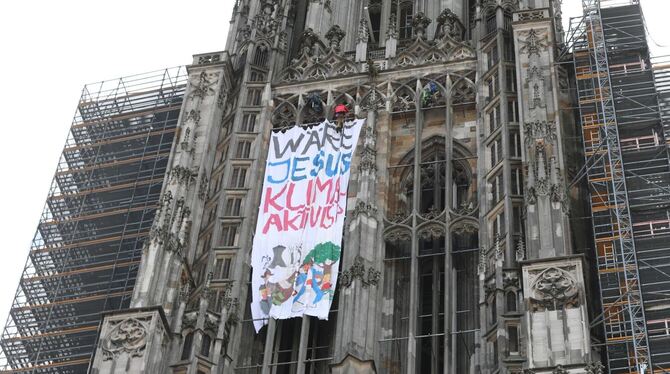 Klimaaktivisten protestieren am Ulmer Münster