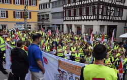 Zur Kundgebung auf dem Tübinger Holzmarkt kamen mindestens 500 Beschäftige der Uniklinik.