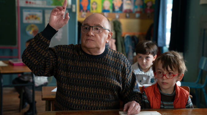 Michel Blanc als Emile, der mit 65 Jahren freiwillig wieder die Schulbank drückt, in der französischen Komödie "Es sind die klei