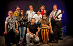 Die neunköpfige Latinband Agua Loca spielt am Samstag auf der Sudhaus Waldbühne.