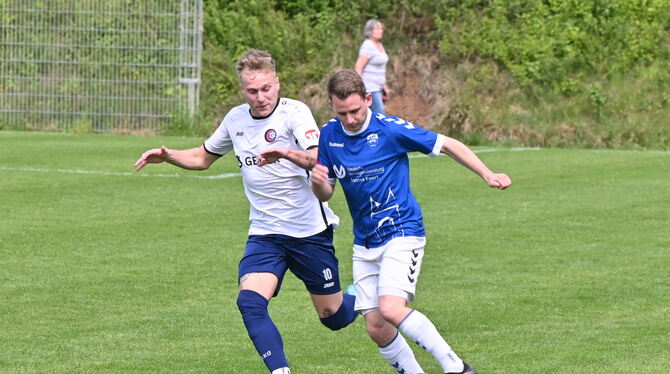 Nico Seiz (rechts) spielt mit dem VfL Pfullingen in der ersten WFV-Pokalrunde beim VfL Nagold.