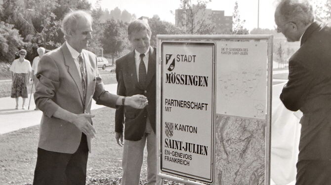 Das im Juli 1995 aufgestellte Partnerschaftsschildes am »Südring« ist runderneuert worden.  Beim Festakt damals: Hans Auer und K