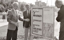 Das im Juli 1995 aufgestellte Partnerschaftsschildes am "Südring" ist runderneuert worden.  Beim Festakt damals: Hans Auer und K