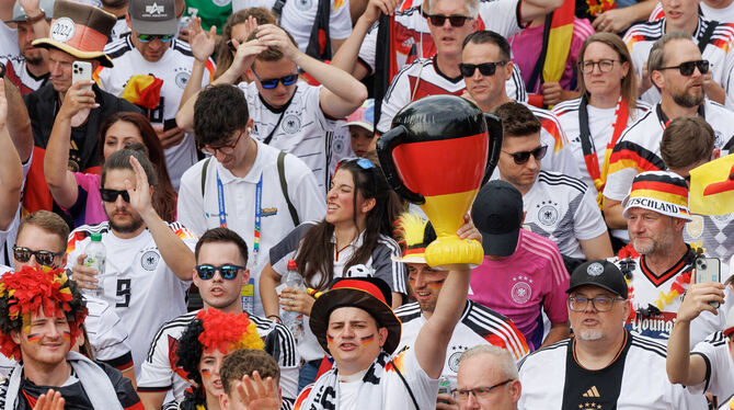 Die Fans stärken der deutschen Fußball-Nationalmannschaft den Rücken. Das beflügelt das Team.