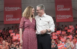 Keir Starmer mit seiner Frau Victoria. Der Labour-Vorsitzende kann am Freitag Premierminister werden.  FOTO: ROUSSEAU/DPA