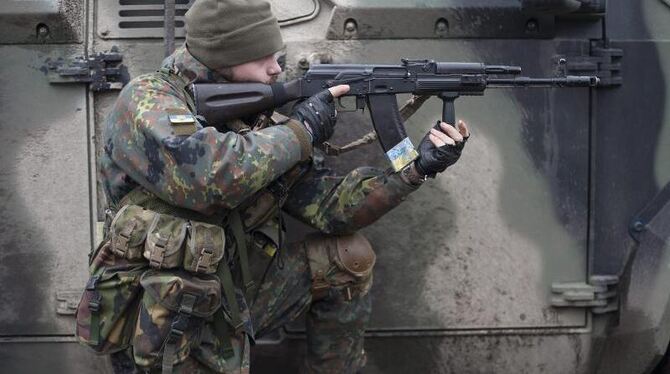 In der Krisenregion Donbass sind schon mehr als 5400 Menschen getötet worden. Foto: Ivan Boberskyy/Archiv