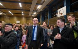 Wahlsieger Florian Bauer, Mitte, mit Ehemann Dirk Harich und Bürgermeisterkollegen. FOTOS: TRINKHAUS