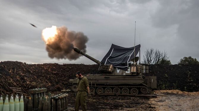 Israelische Soldaten feuern nahe dem Libanon eine Haubitze ab