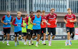 Trainingsauftakt des VfB Stuttgart mit den Zugängen Nick Woltemade (Zweiter von rechts), Frans Krätzig (Zweiter von links) sowie