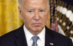  US-Präsident Joe Biden hört während einer Zeremonie zur Verleihung der Ehrenmedaille im Weißen Haus zu. Nach seinem desaströsen