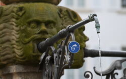 Blaue Schilder an den Wasserspeiern des Kaiser-Maximilian-Brunnen auf dem Reutlinger Marktplatz signalisieren: Hier kommt Trinkw