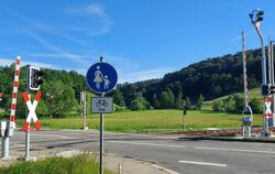 Der Bahnübergang Marbach-Dolderbach ist nun mit Lichtsignal und Halbschranken gesichert. Auch Radfahrer müssen halten, für den R