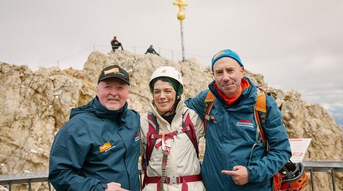 Endlich geschafft! Nach 140 Kilometern erreichen Joey Kelly (links), Patrizia Palma und tegut Geschäftsführer Thomas Gutberlet d