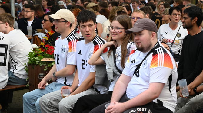 Deutsche Fans auf einer Bank.
