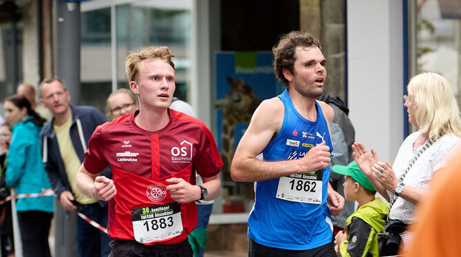 Lorenz Baum (LAV Tübingen, rechts) gewinnt den Altstadtlauf in Reutlingen.